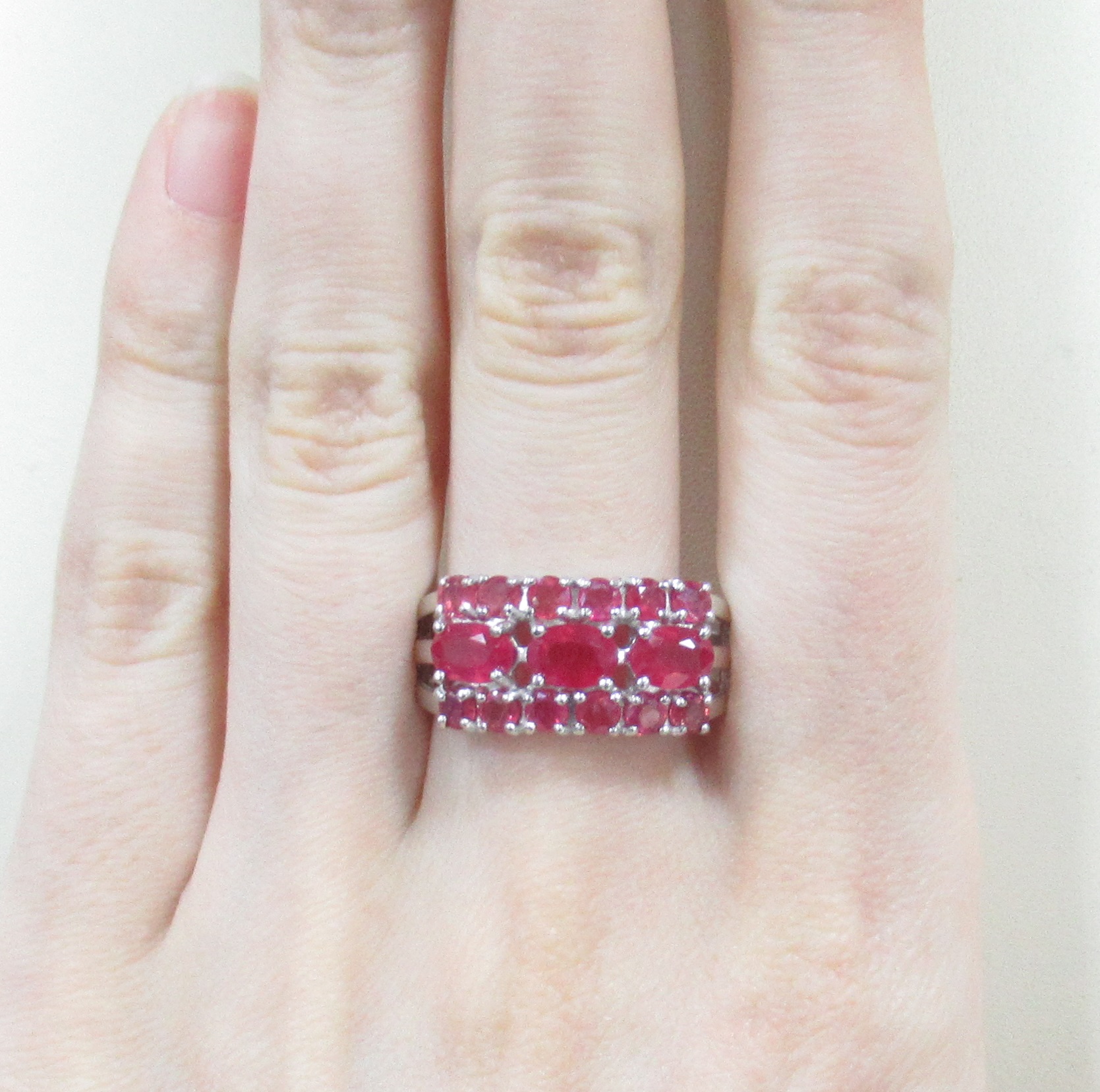 Серебряное кольцо 925 пробы; вставки 3 Рубин 2,1 F/2; 12 Рубин 2 F/2;